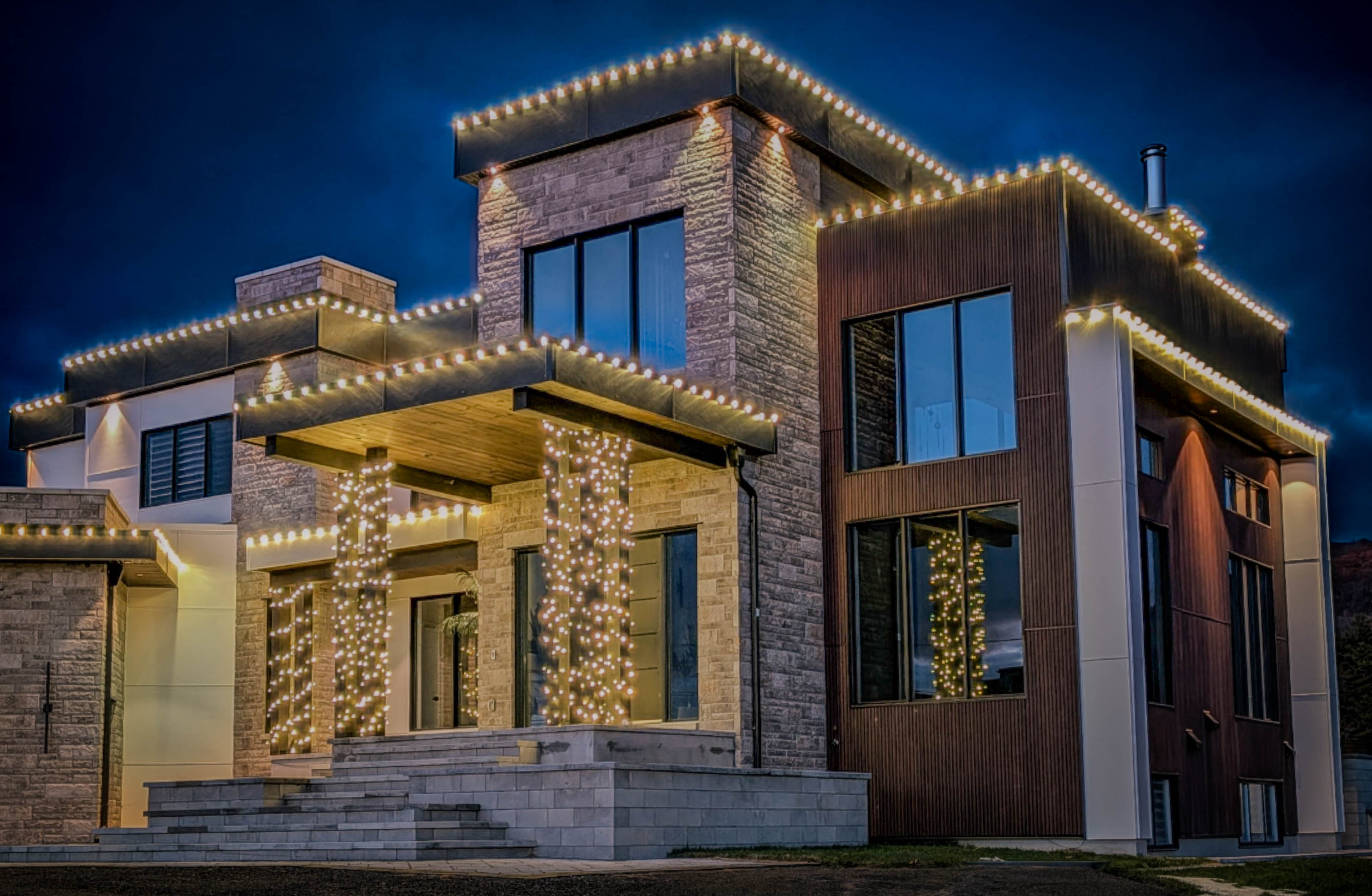 Maison moderne illuminée par Lumières Prestige